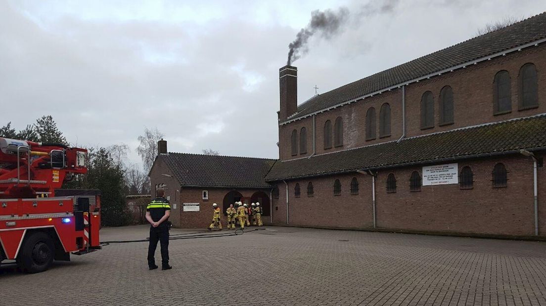 Rook verraadt schoorsteenbrand in kerk