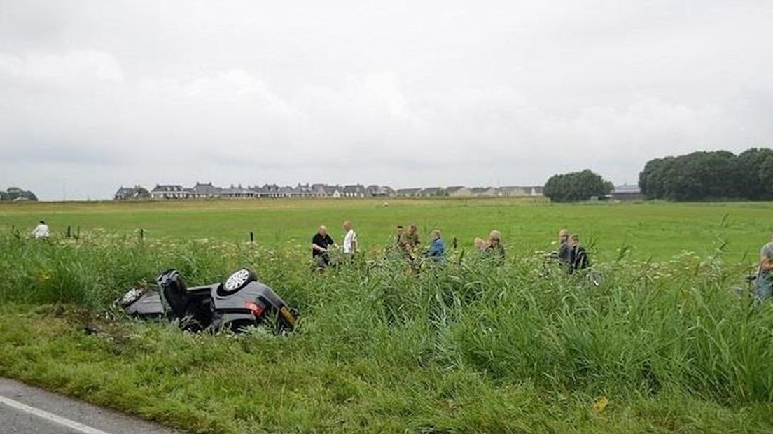 Auto slaat over de kop in Genemuiden, bestuurder ongedeerd