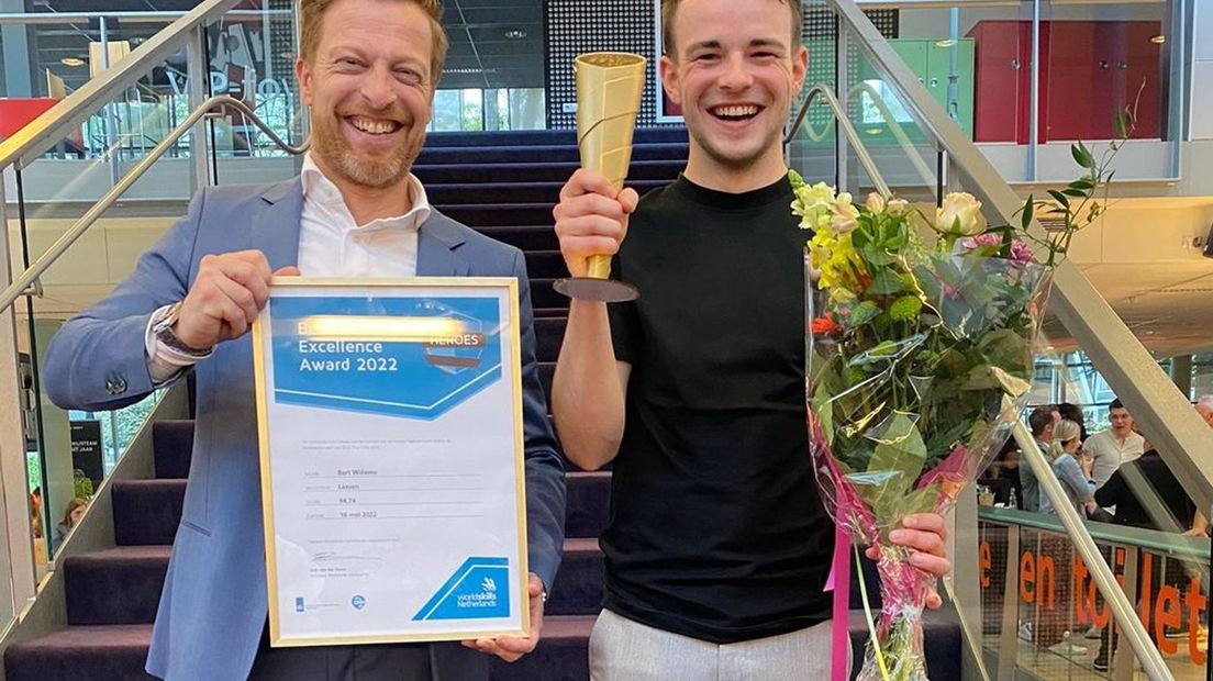 Bart Willems (rechts) kreeg de award uit handen van Erik van der Zwan, directeur WorldSkills Netherlands.