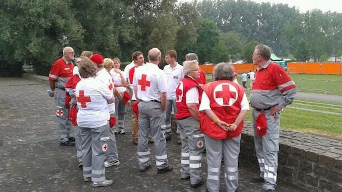 Medewerkers van het Rode Kruis staan klaar in Zwolle