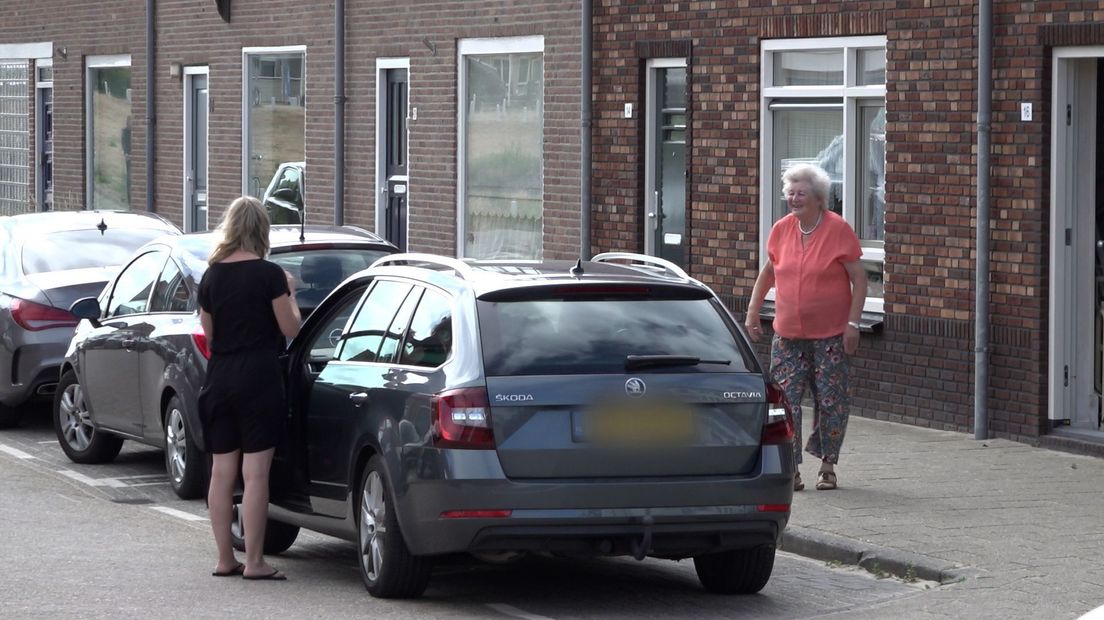Deze vrouw (r) attendeert bestuurders erop dat ze hier niet mogen parkeren