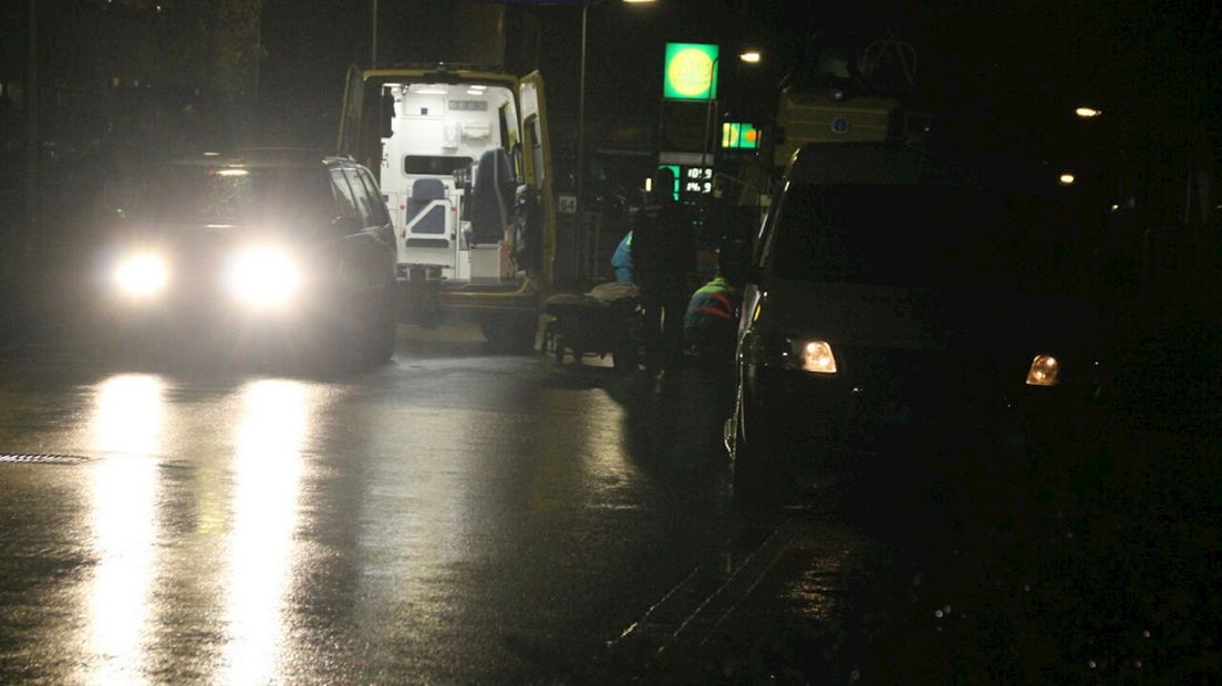 Scooterrijders gewond bij botsing op geparkeerde vrachtwagen in Holten