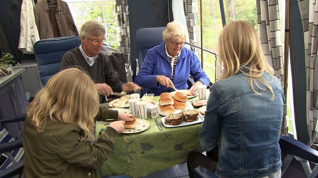 Dick en Diny Roosa in de voortent