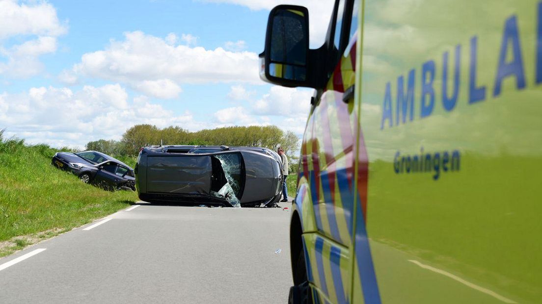 Na de botsing kwam één van de wagens op de zijkant tot stilstand