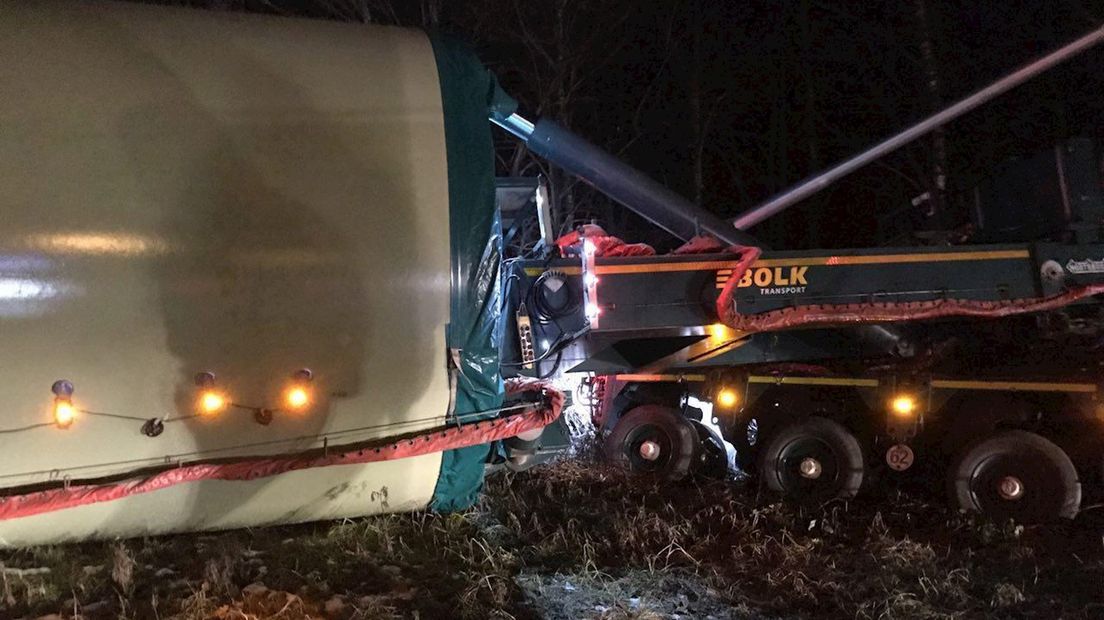 Vrachtwagen verliest grote cilinder