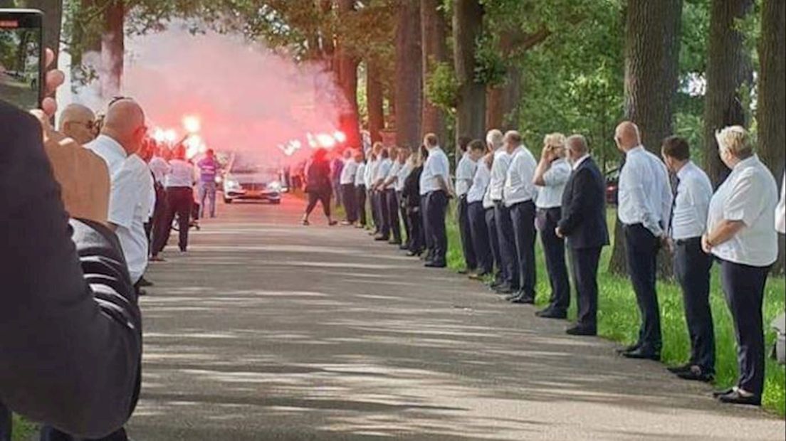 Een indrukwekkende laatste groet aan de overleden busschauffeur Gerrit Oordt