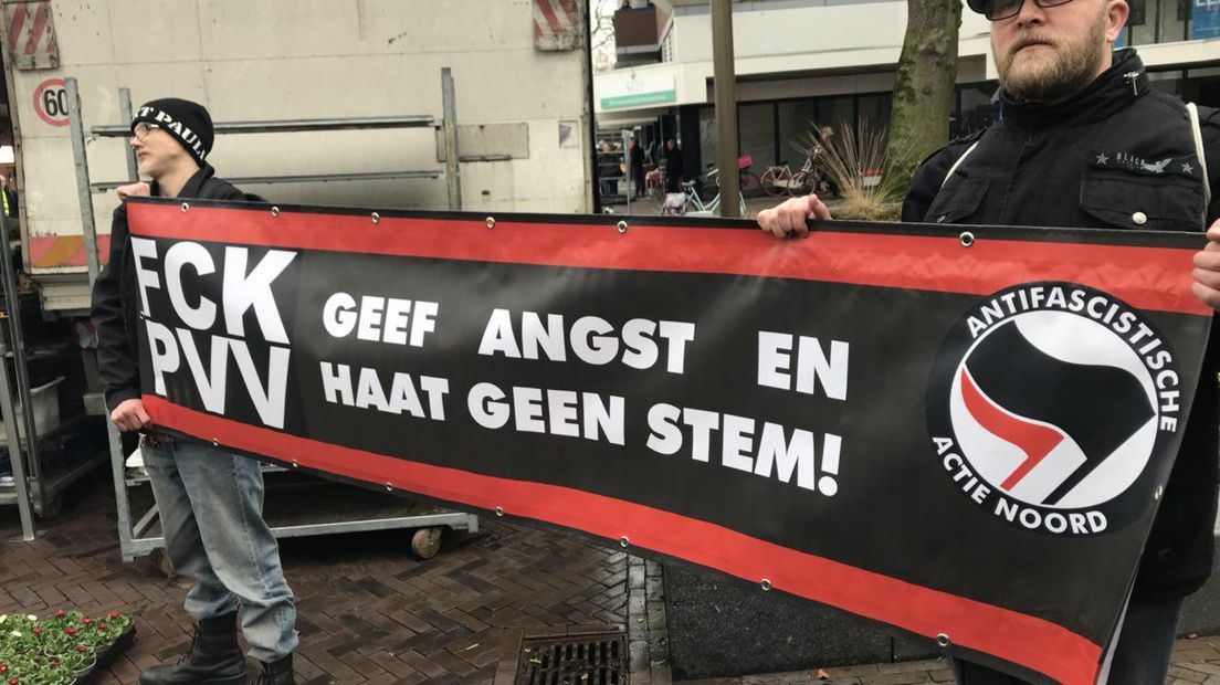 De antifascistische actiegroep AFA Noord demonstreert tijdens het bezoek van Wilders (Rechten: RTV Drenthe)