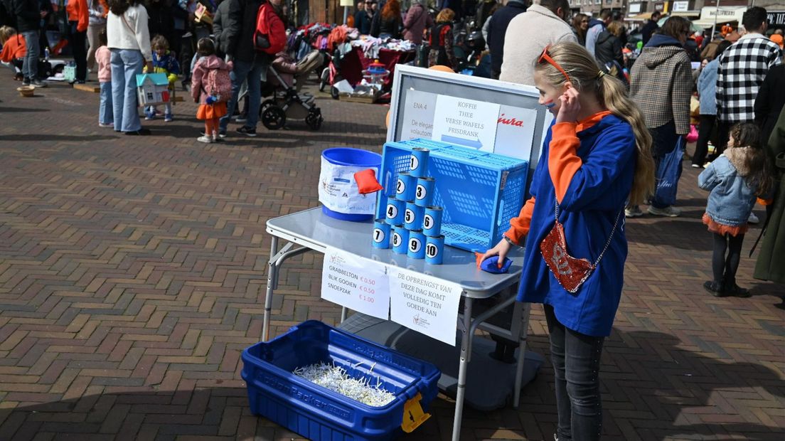 Koningsdag | Kappersspullen, beeldjes en servies op vrijmarkt: 'Het staat al jaren in de kelder'