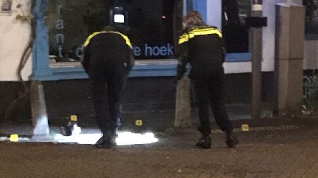 Restaurant De Blauwe Hoek in Arnhem is in de nacht van maandag op dinsdag doorzeefd met kogels. Omroep Gelderland sprak met een buurtbewoner die de schoten hoorde. 'De knallen duurden minutenlang, het leek wel vuurwerk.'