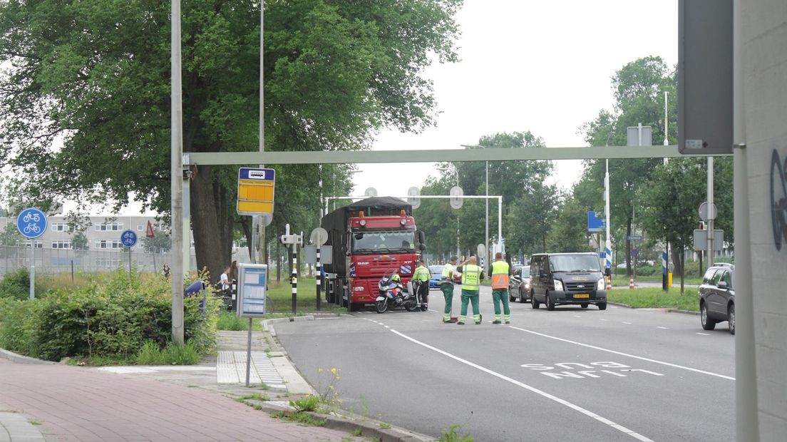 Vrachtwagen ramde hoogtebalk op Blaloweg in Zwolle