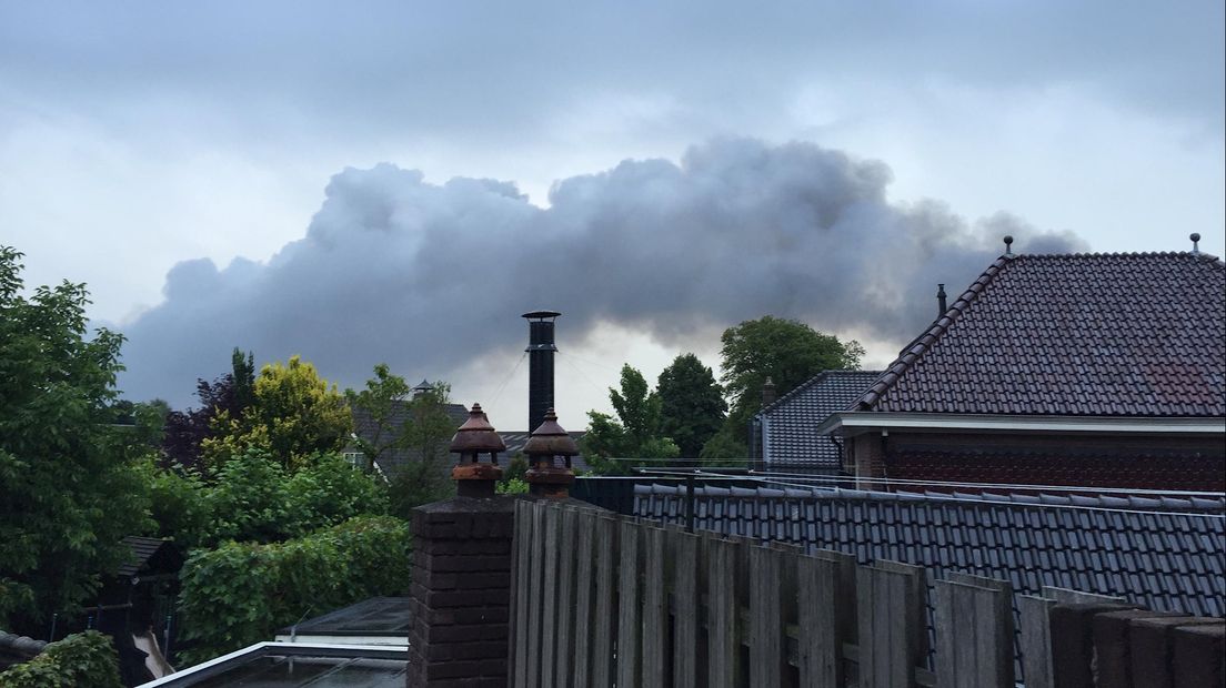 Rookpluimen boven Goor tijdens brand Wawollie