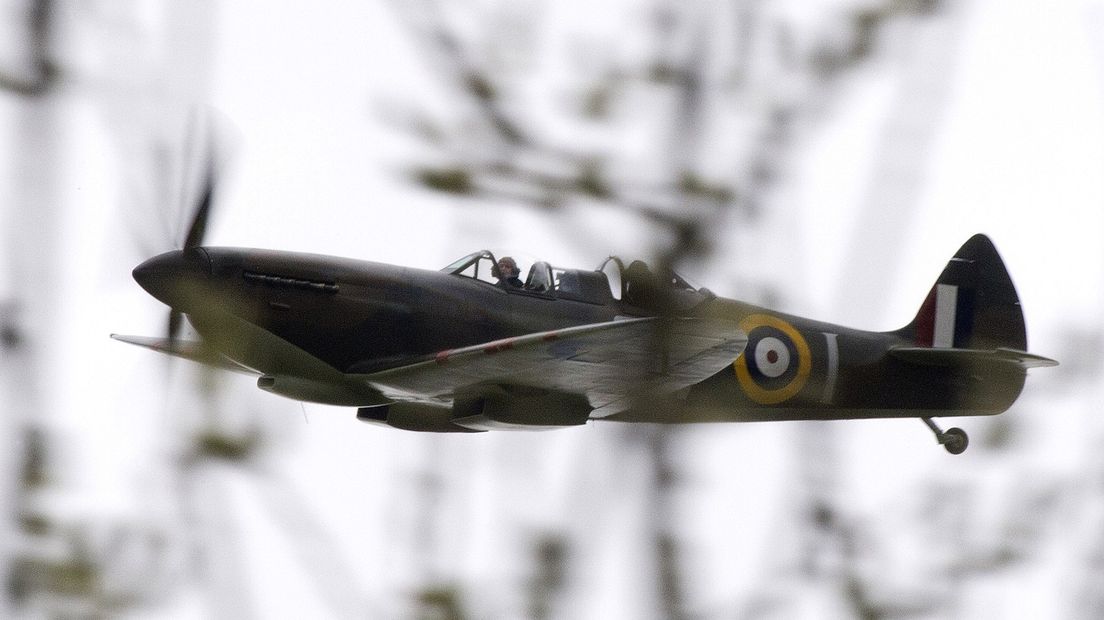 De Spitfire, een Engels jachtvliegtuig uit de Tweede Wereldoorlog.