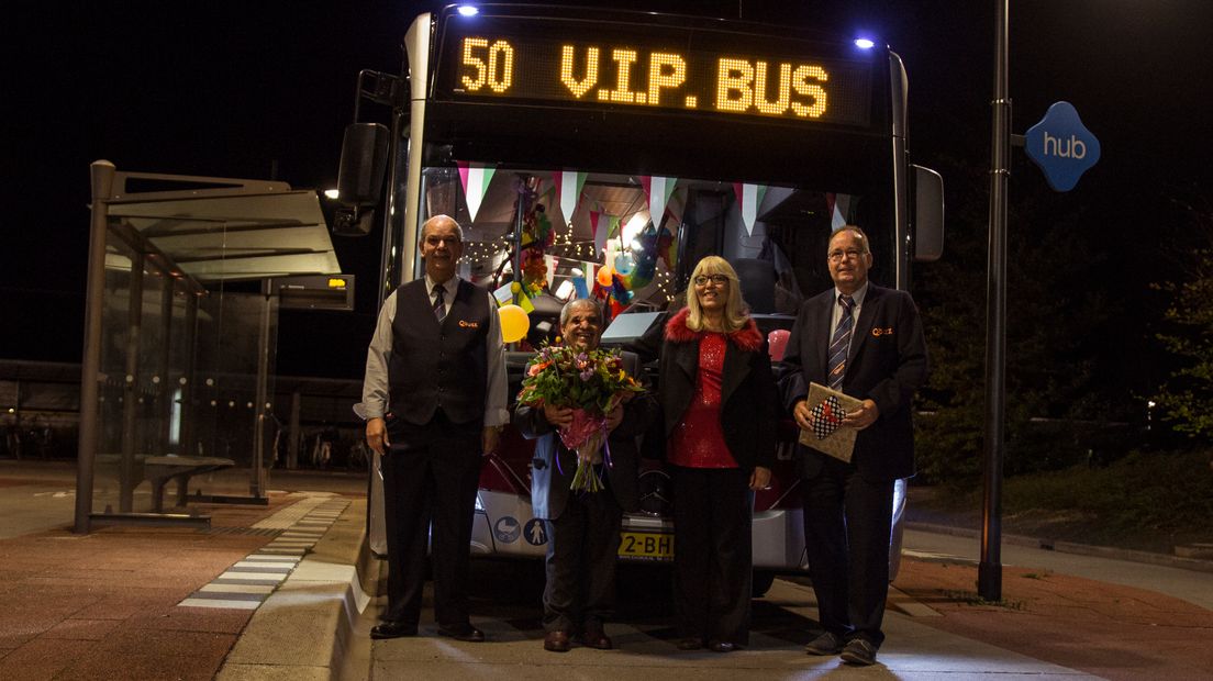 De buschauffeurs met pizzabakker Salvatore en zijn vrouw (Rechten: RTV Drenthe / Robbert Oosting)
