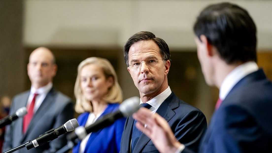 Gert-Jan Segers (CU), Sigrid Kaag (D66), Mark Rutte (VVD) en Wopke Hoekstra (CDA) tijdens de persconferentie over het coalitieakkoord.