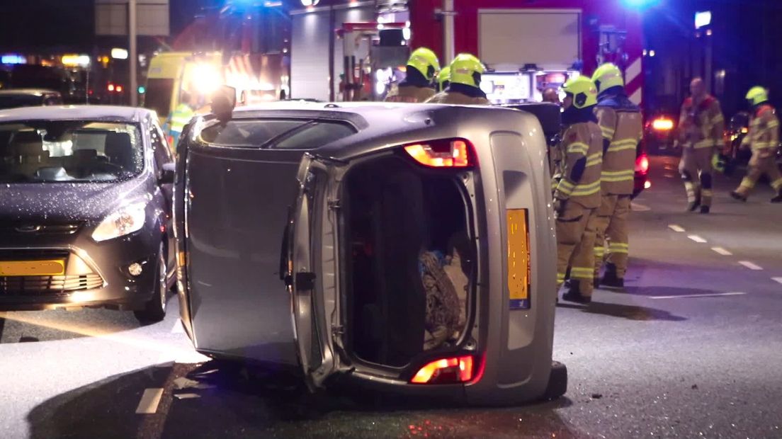 Auto op zijkant bij afrit A1 Barneveld Omroep Gelderland