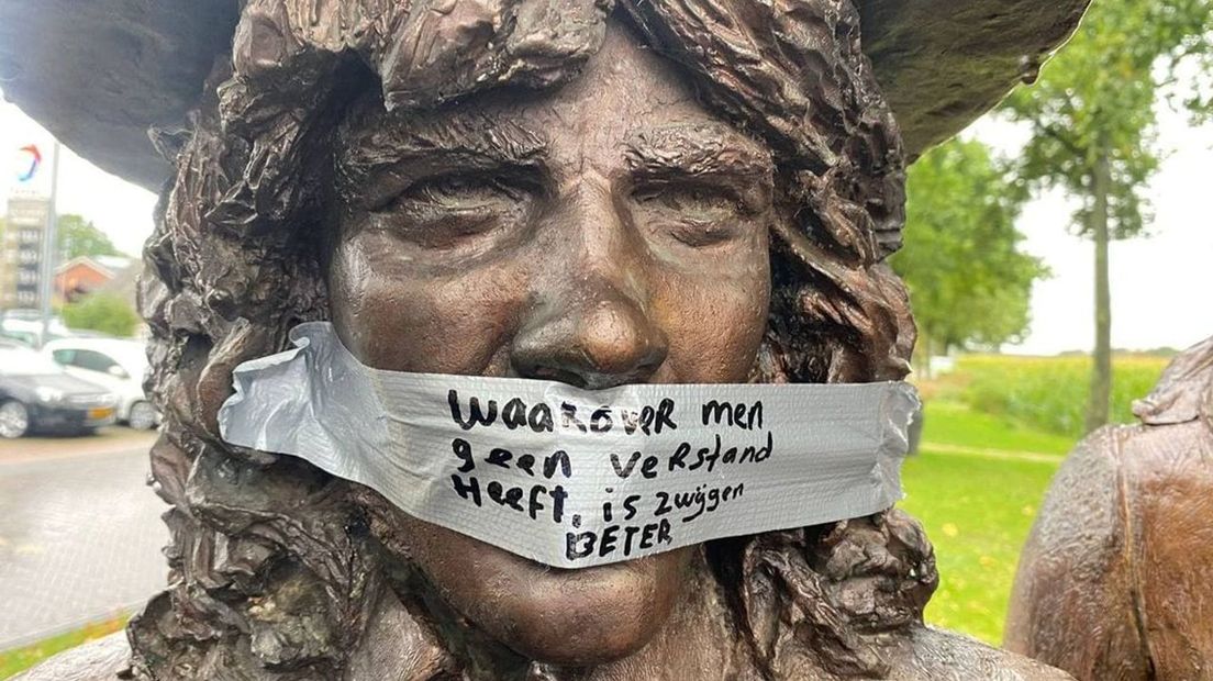 Het beeld van Bennie Jolink in Hummelo werd afgeplakt met tape en de tekst: 'Waarover men geen verstand heeft, is zwijgen beter'.