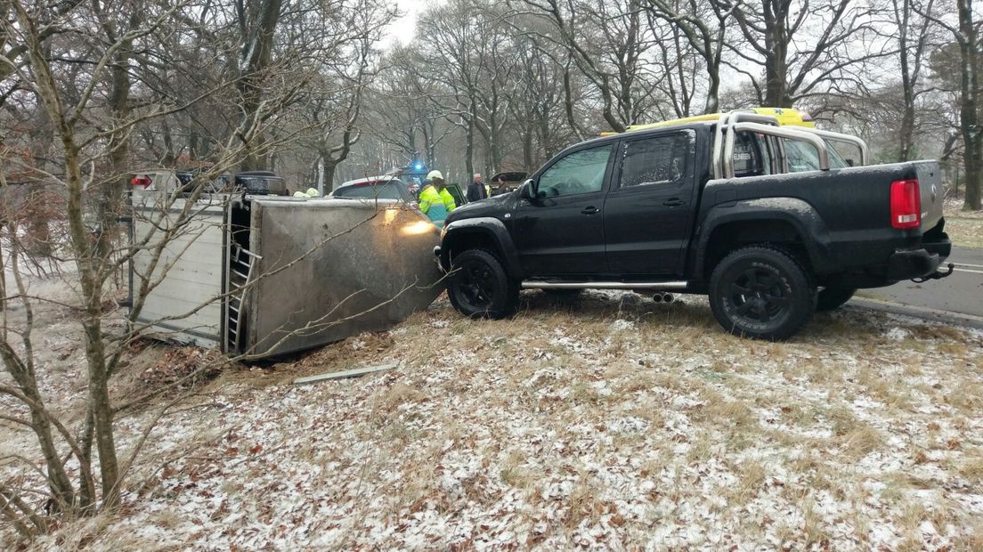 Een auto met aanhanger kwam zaterdagmorgen op de Harderwijkerweg in Otterlo tegen een boom terecht. De wagen vervoerde een stier. De bestuurder zat bekneld maar kwam er met lichte verwondingen vanaf. De weg zit dicht.