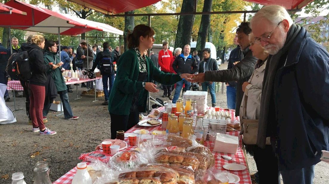 Boeren trakteren Den Haag na verkeerschaos op ontbijtje