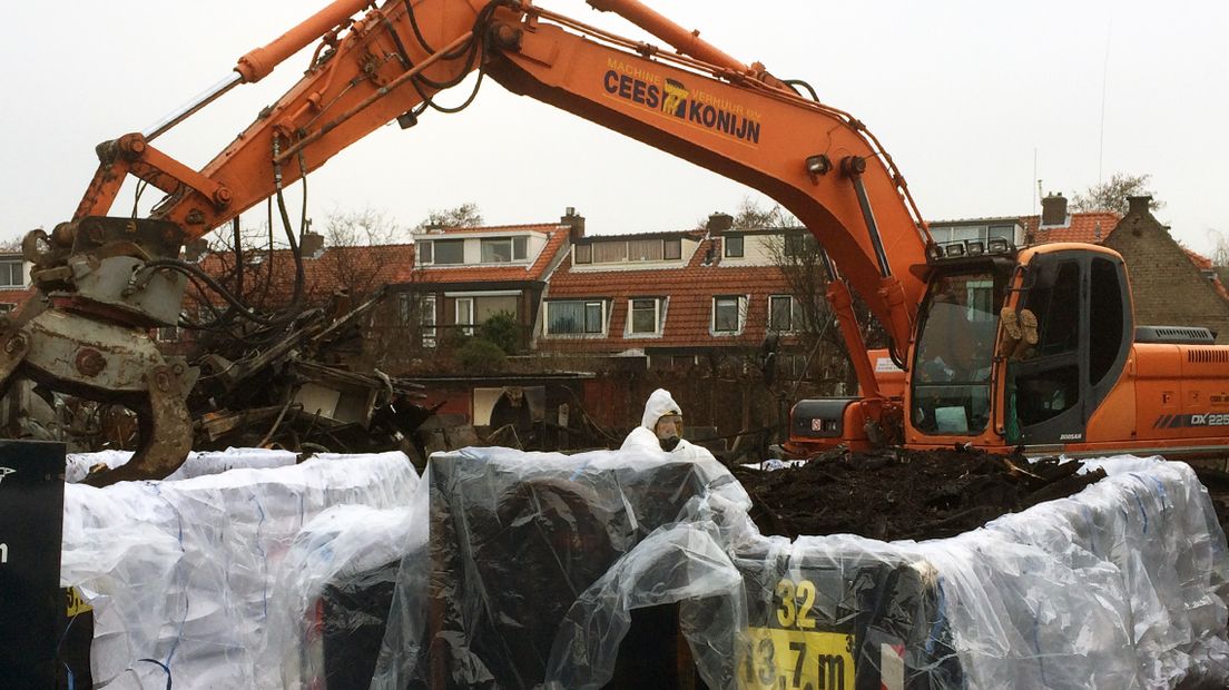 Een week na de brand wordt opgeruimd 
