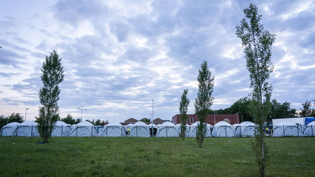 De vijftig extra tenten die dinsdagavond zijn neergezet op de parkeerplaats van het aanmeldcentrum in Ter Apel