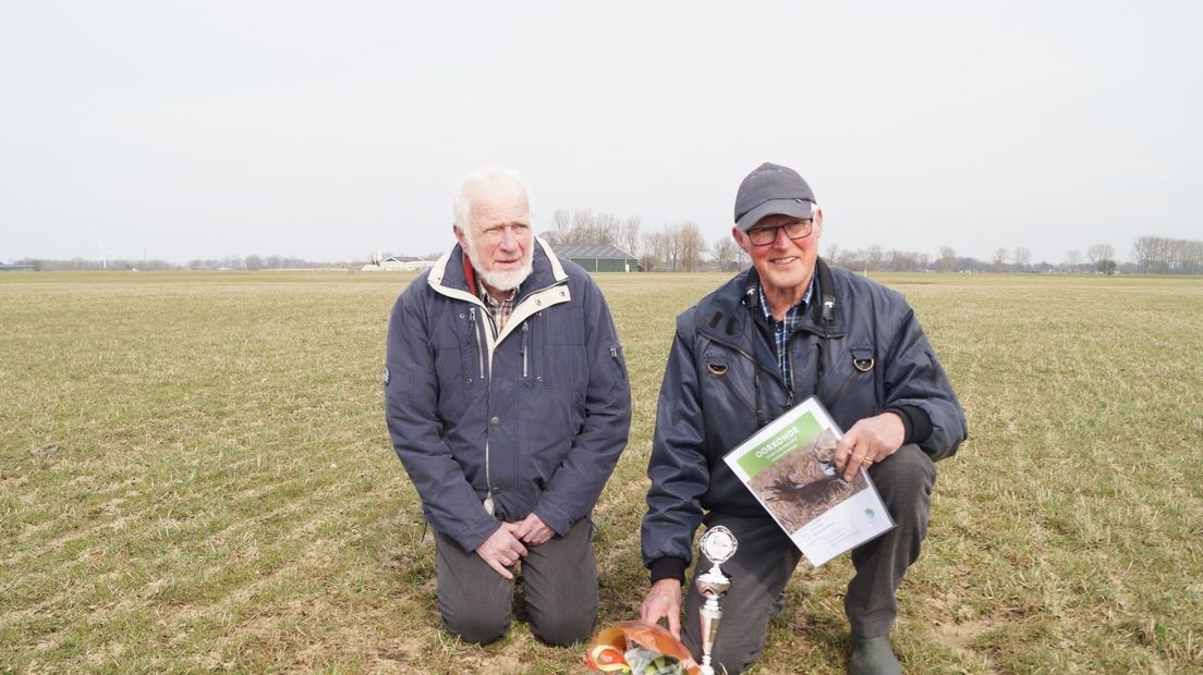 Weidevogelbeschermers Freerk Wind (links) en Joop Sijbolts (rechts) voor het nest