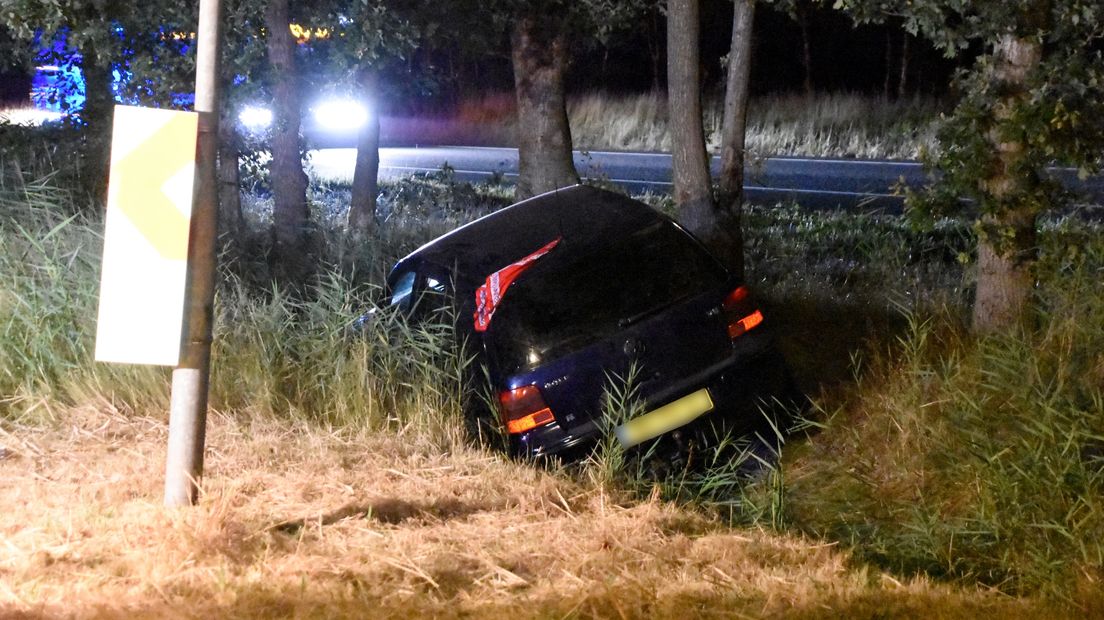 De wagen die parallel aan de A7 naast de weg belandde