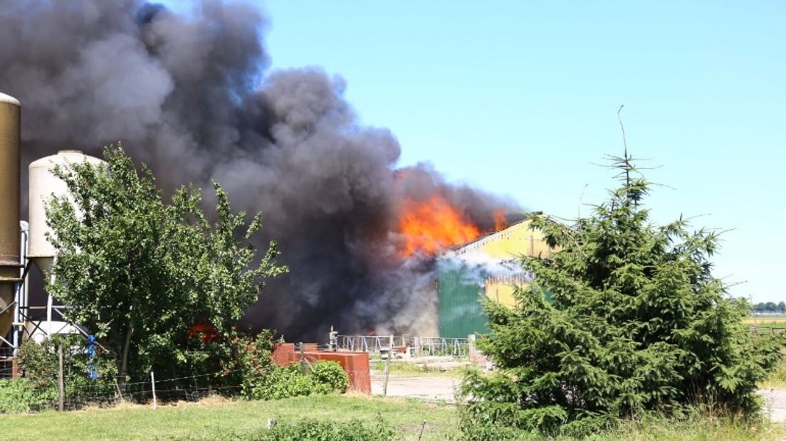 In Gieten woedt een uitslaande brand (Rechten: Van Oost Media)