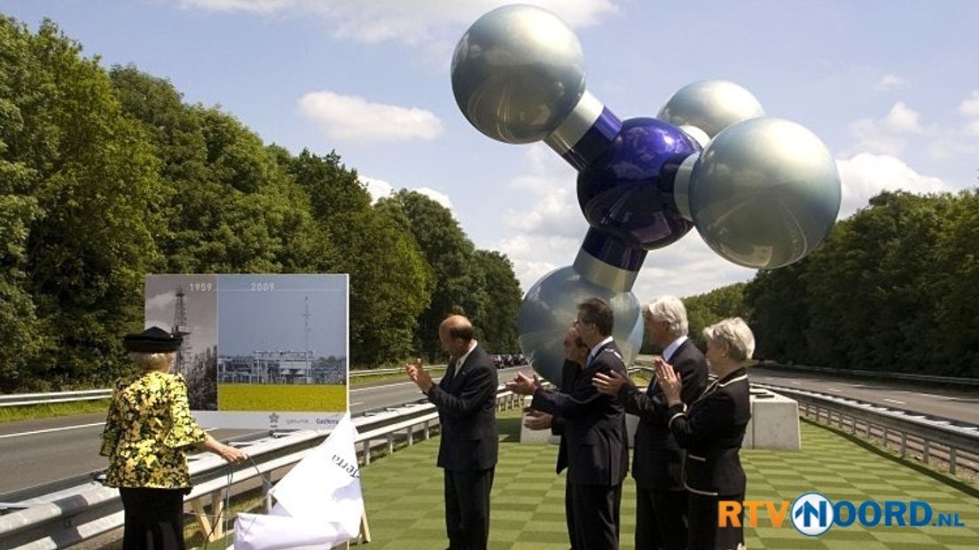 Koningin Beatrix bij het onthullen van het gasveld-kunstwerk aan de A7