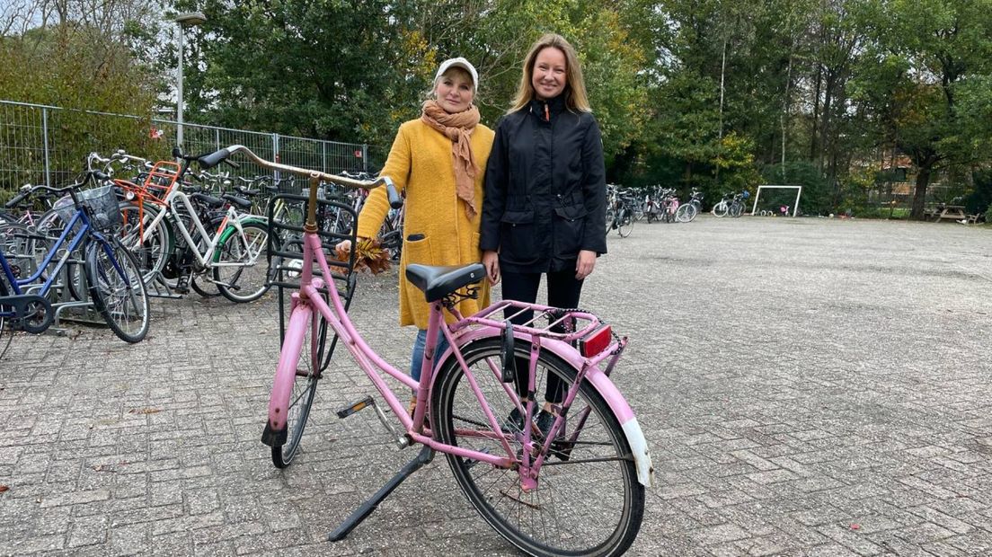 Natalie (links) en Tatiana bij de fiets van Natalie