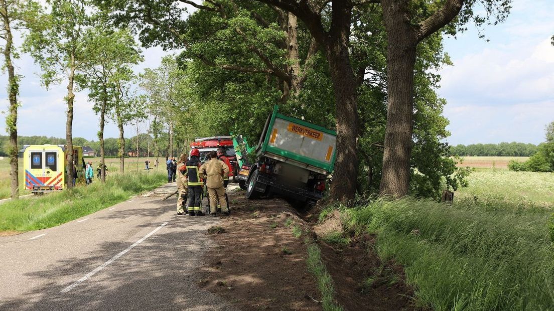 In Vlagtwedde raakte een vrachtwagen van de weg