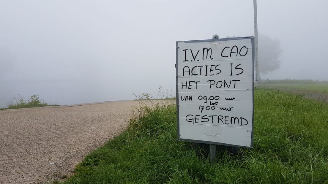 Wie vandaag met een veerpont de Maas tussen Gelderland en Noord-Brabant wil oversteken, loopt het risico bij een verlaten veerstoep aan te komen. De vijf pontjes bij Alem, Lith, Oijen, Megen en Appeltern zijn een groot deel van de dag uit de vaart vanwege een staking.