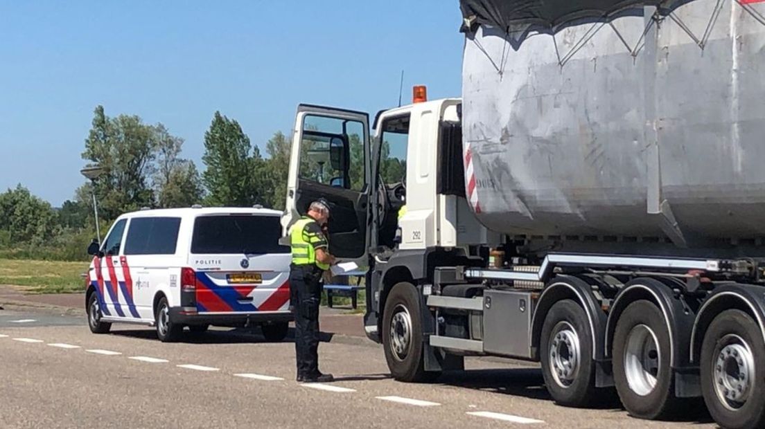 Een vrachtwagen wordt gecontroleerd in Duiven