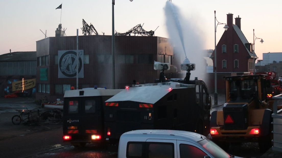 Bij de ontruiming wordt een waterkanon ingezet.
