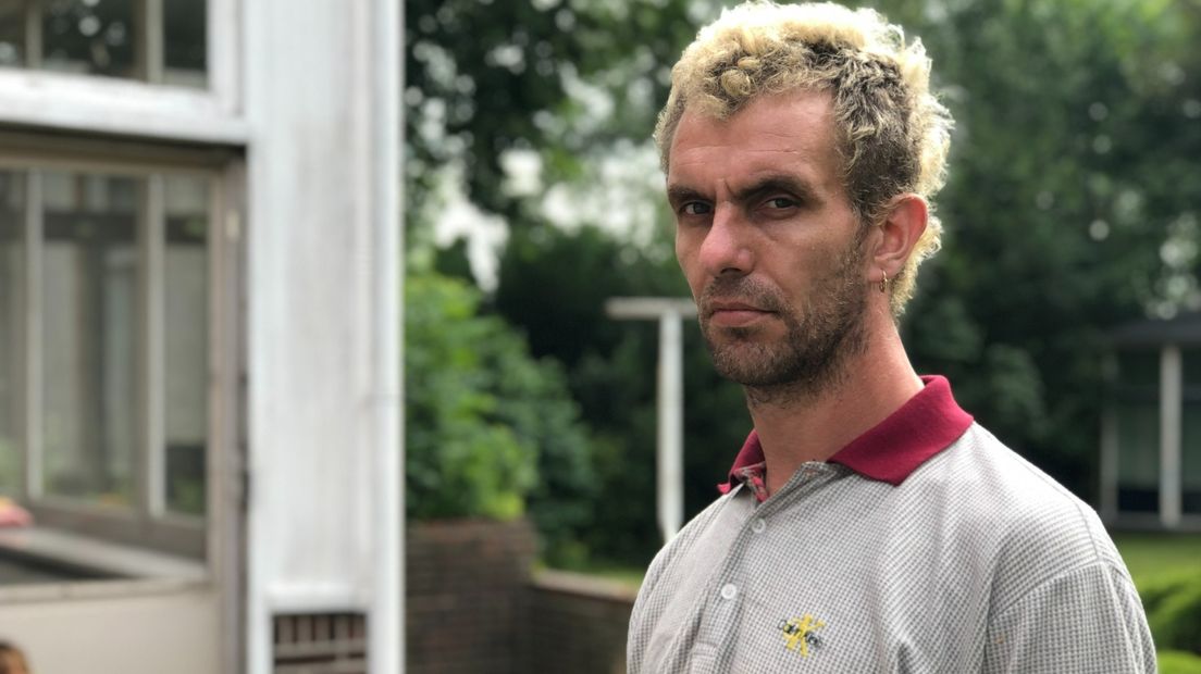 Jan, een van de activisten in het monumentale pand in Uithuizen