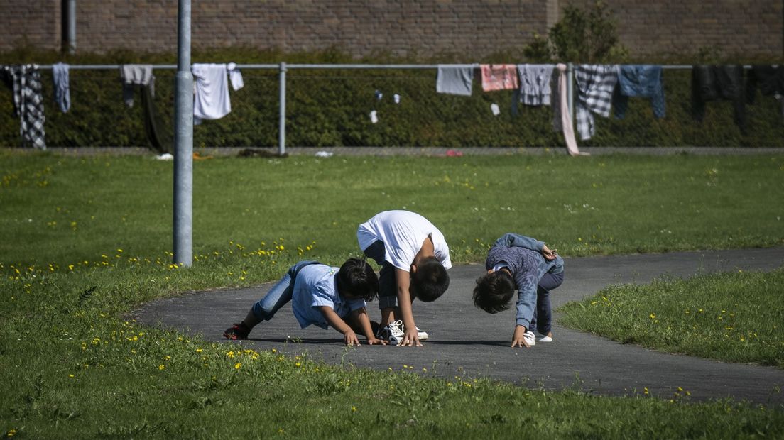 Afghaanse kinderen spelen op het terrein van de kazerne in Zoutkamp