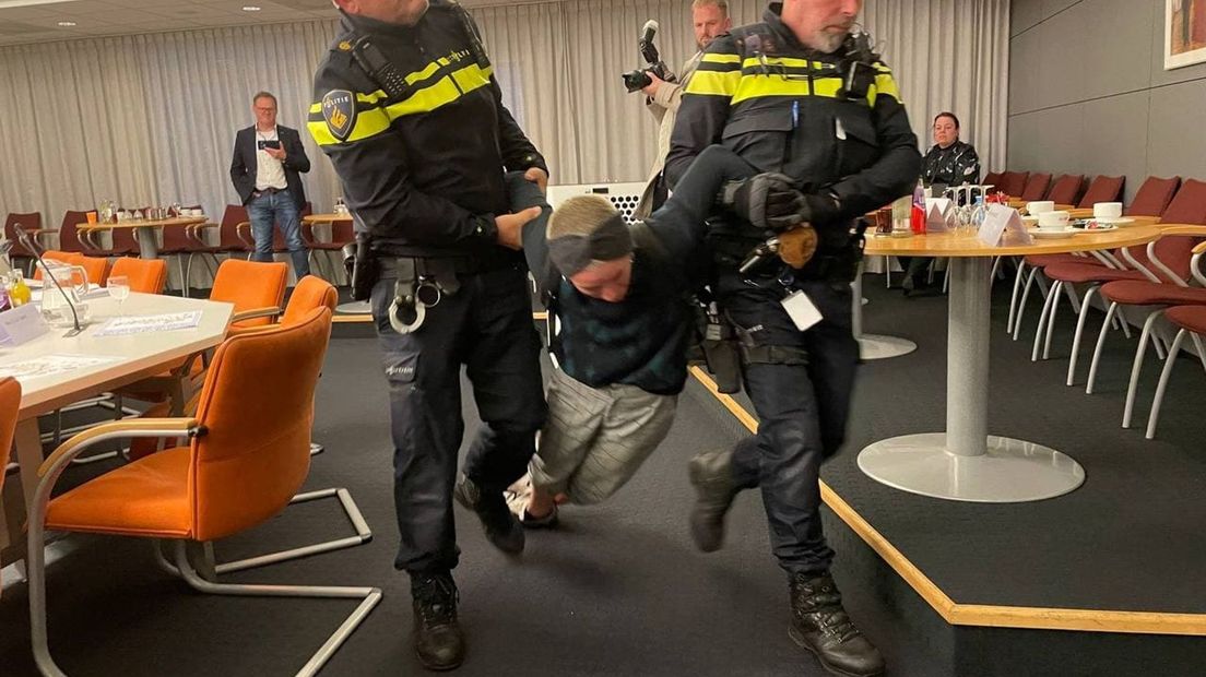 Police intervene in action against Zwarte Piet during the Emmen board meeting