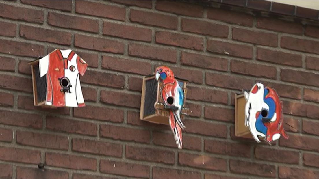 Goed mogelijk dat menig jong vogeltje in Nijmegen zijn leven is begonnen in de Rivierstraat in het Waterkwartier, want in die straat hangen maar liefst 110 vogelhuisjes. Geen gewone exemplaren maar stuk voor stuk kleine kunstwerkjes gemaakt door één van de bewoners.