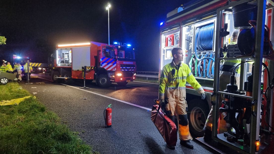 Hulpdiensten op de plek van het ongeval op de A7 bij Scharmer