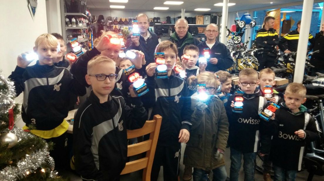 Hij kan het niet langer aanzien. Vrijwilliger Jan Prins van voetbalclub SP Neede ziet elke week de jongeren na de training zonder licht op hun fiets naar huis vertrekken. En dat is levensgevaarlijk, weet hij maar al te goed als oud-buschauffeur. Dus doet hij er iets aan.