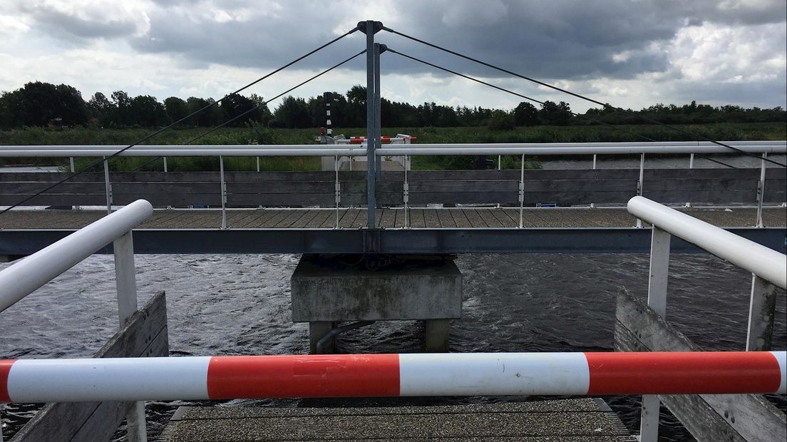 De gestremde fietsbrug in Giethoorn bij waterresort Bodelaeke