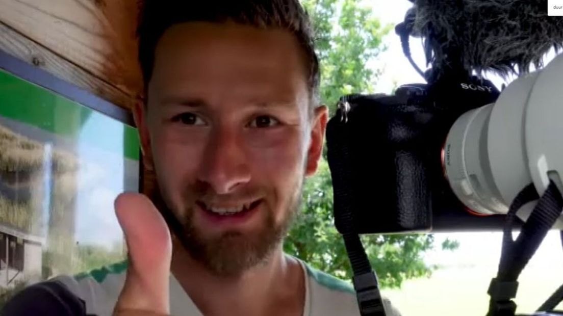 Deze natuurvlogger legt de flamingo's vast.