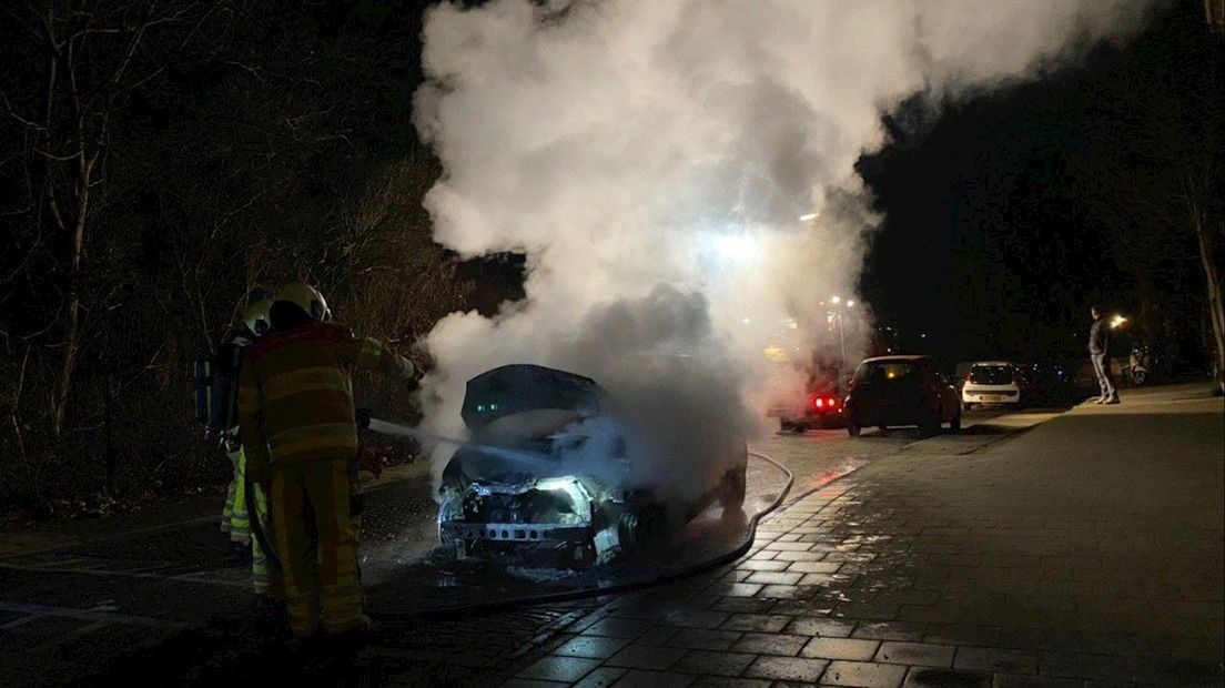 Auto gaat in vlammen op in Deventer: nummer zeven dit jaar