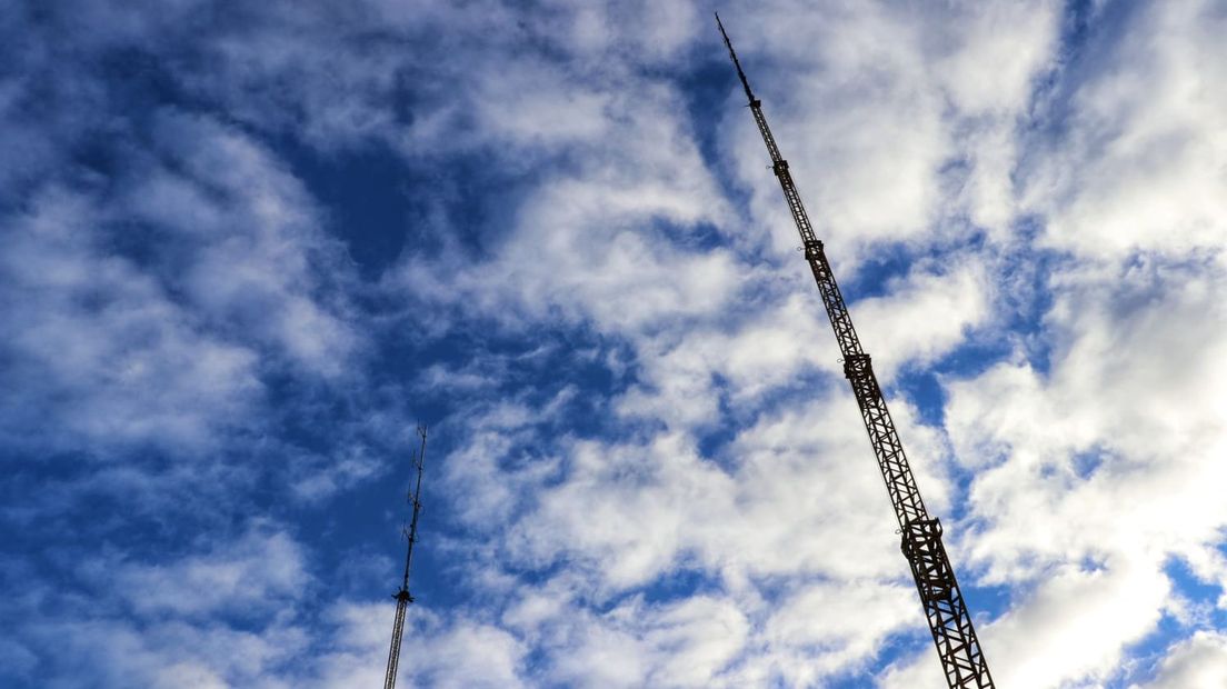 De tientallen meters hoge zendmasten vormen een erehaag voor de verongelukte Remco