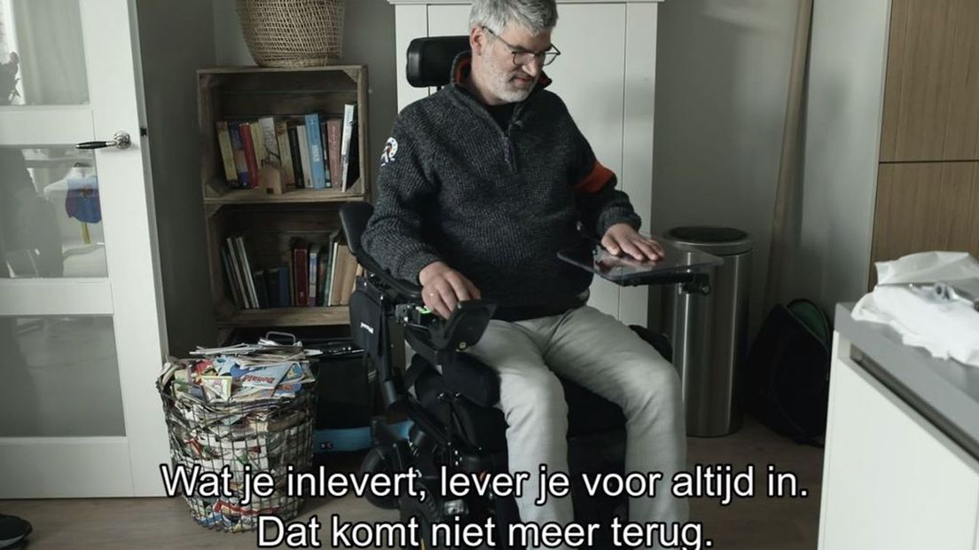 Geert Jongeneel in zijn elektrische rolstoel.