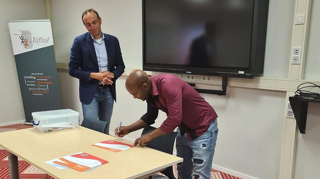 Wethouder Westendorp op bezoek bij Vluchtelingenwerk Noord-Nederland.