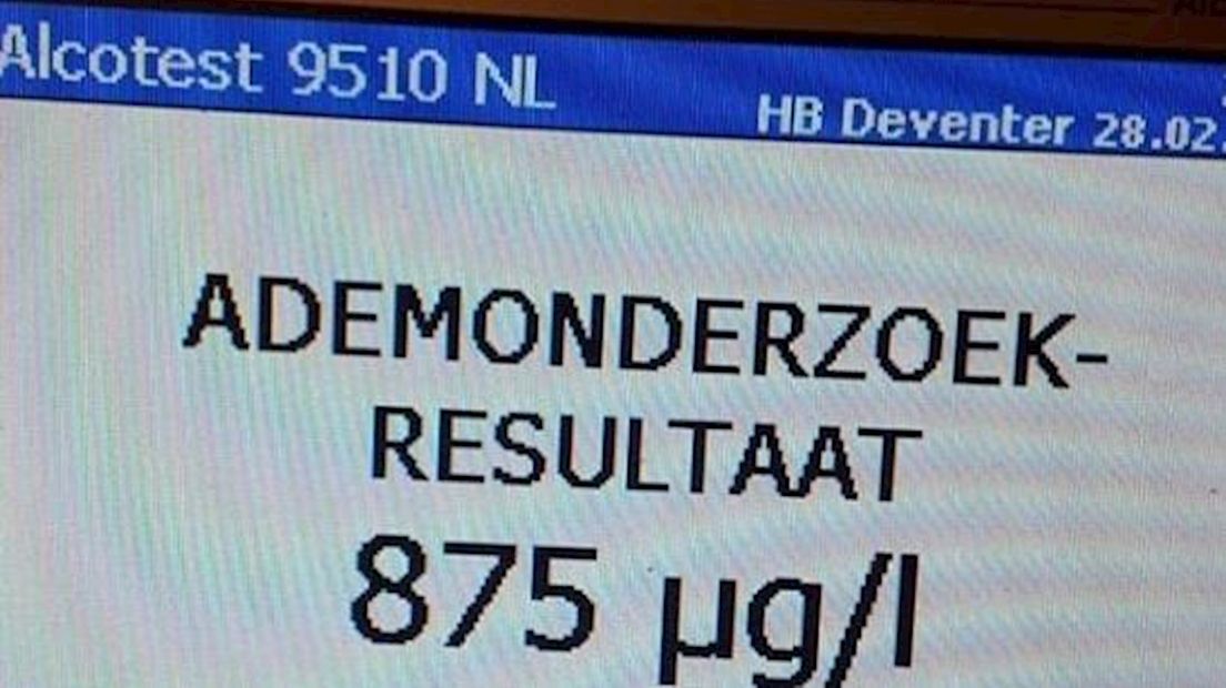 Beschonken snorfietser negeert stopteken