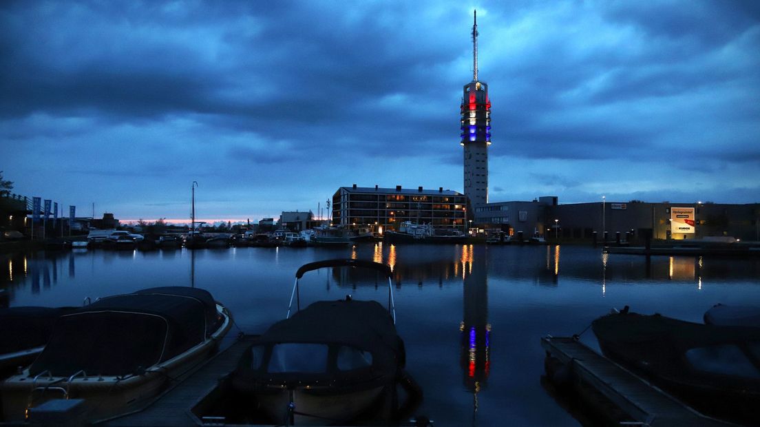 Uitzicht op de verlichte zendmast vanuit het havengebied
