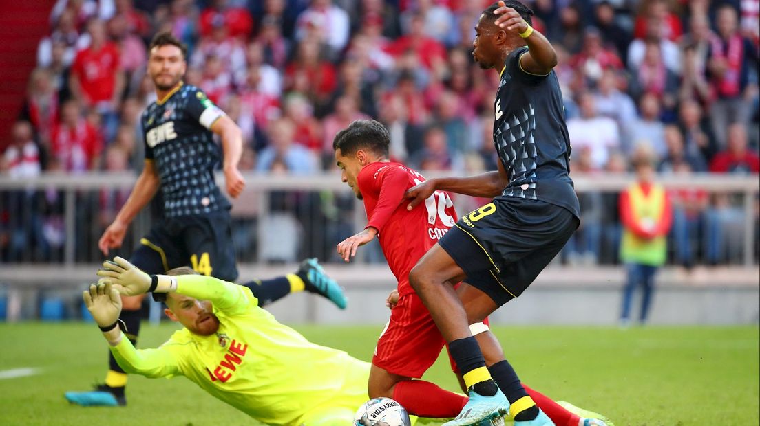 Ehizibue vloert Coutinho en wordt met rood van het veld gestuurd