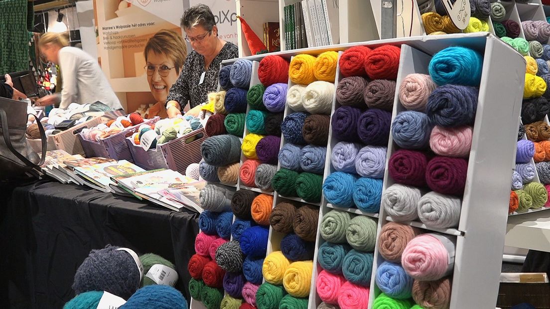 Tikkende breipennen en kilometers wol: breidagen in IJsselhallen Zwolle - RTV Oost