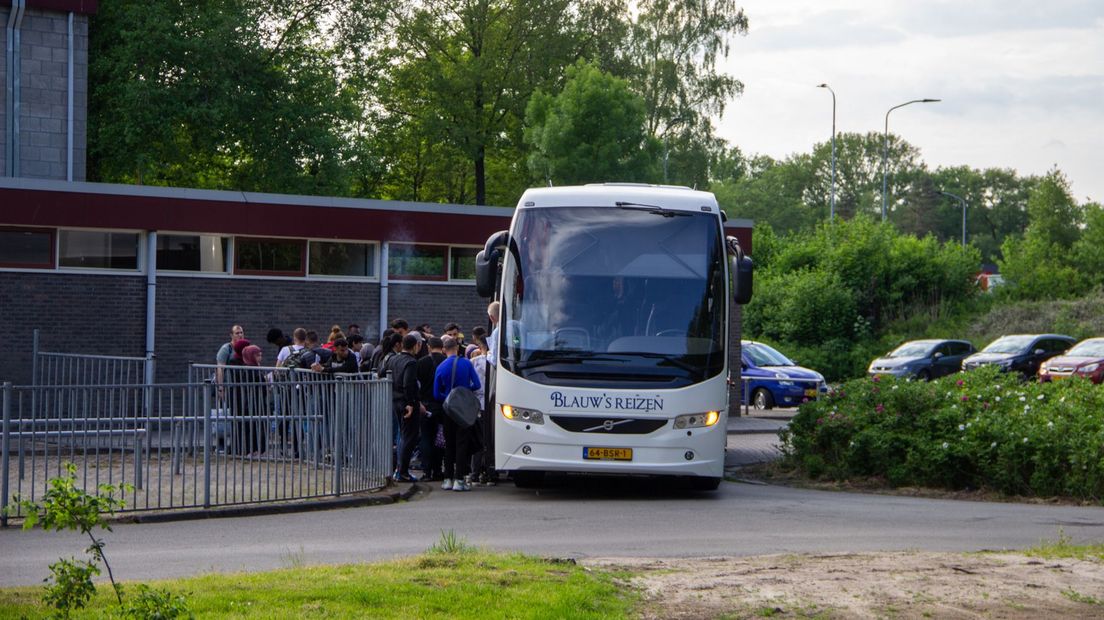 De asielzoekers komen aan in de sporthal in Bargeres